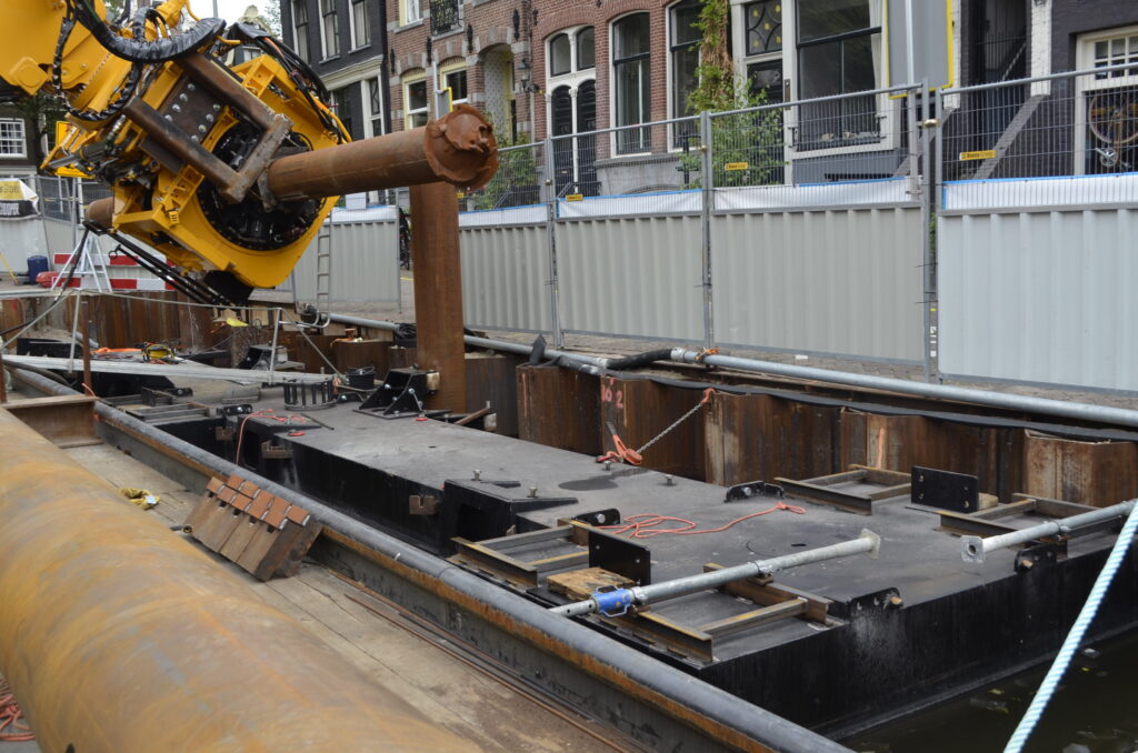 VDH-MP70 TC aan het werk in gracht