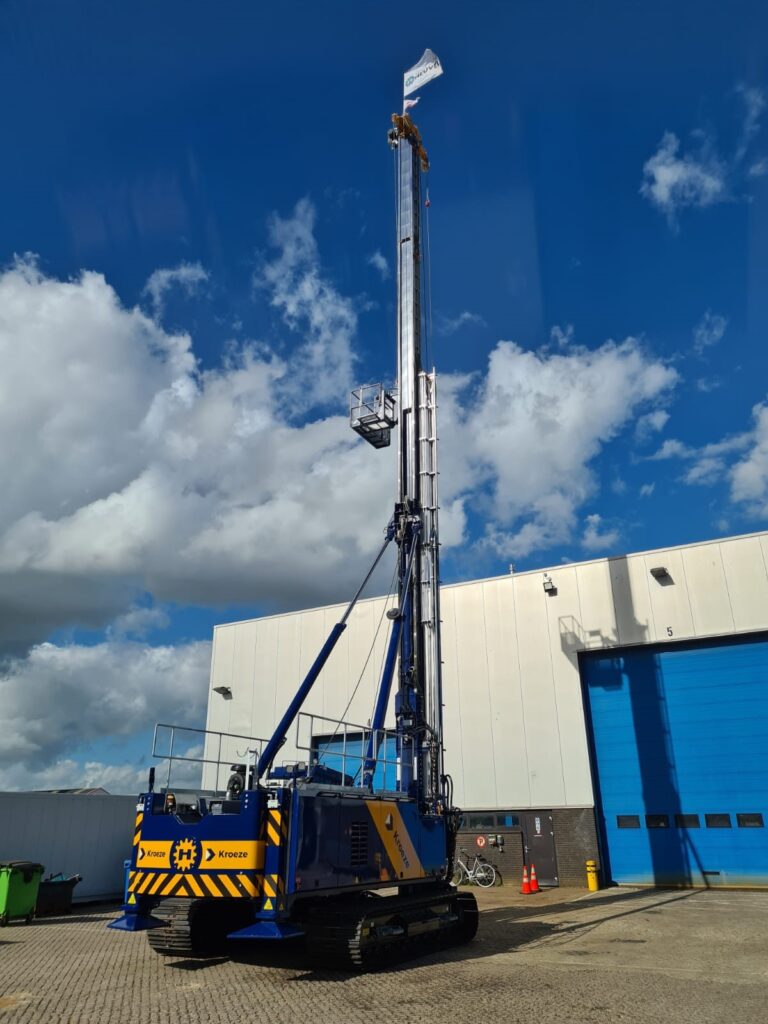 VDH-MP40 CFA naast loods