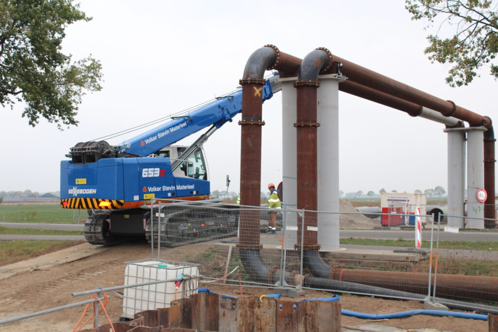  S653 naast grote buizen