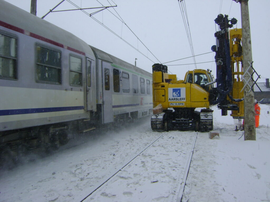 VDH-PV15 naast trein