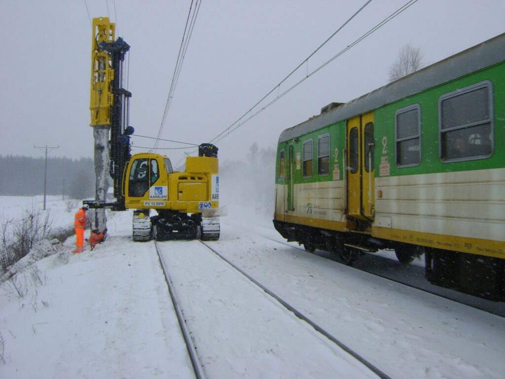 VDH-PV15 aan het werk naast spoor