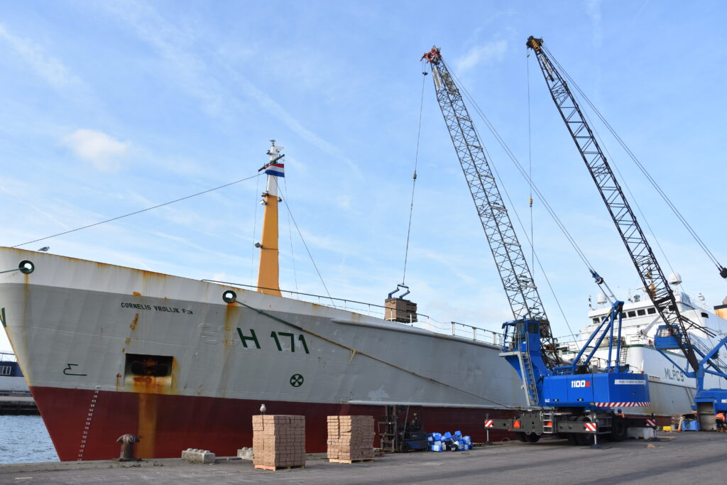 Sennebogen 1100g neben Schiff