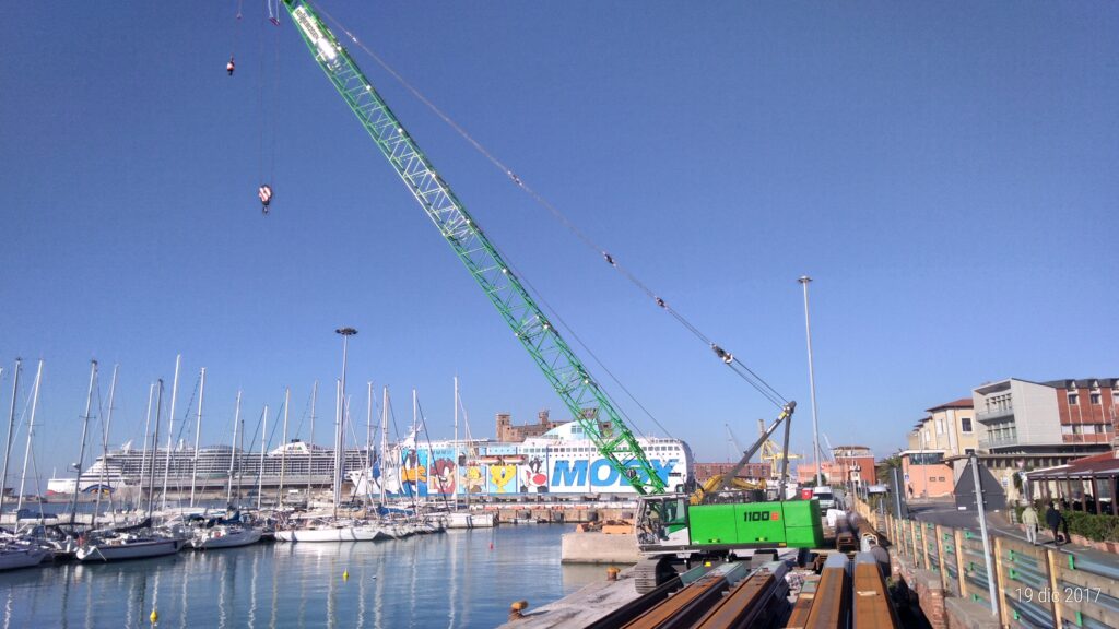 Sennebogen 1100g an Land