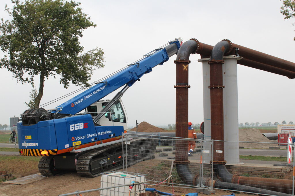 Sennebogen 653e naast buizen