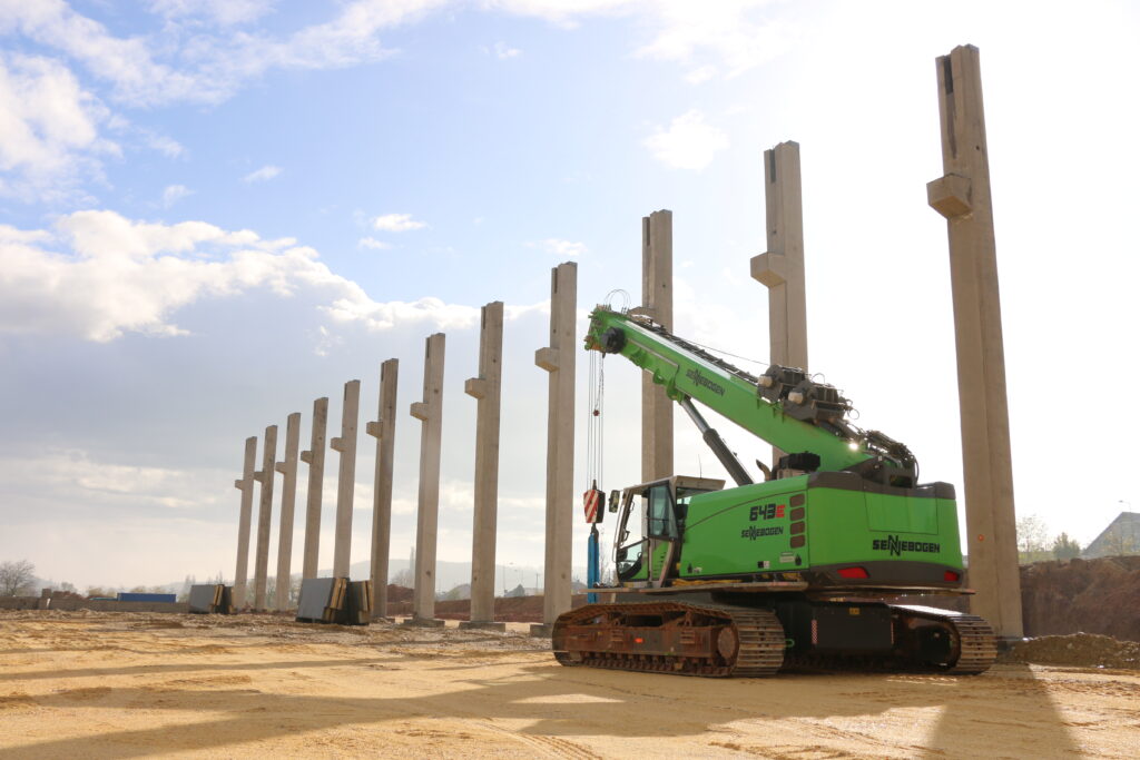 Sennebogen 643e naast palen