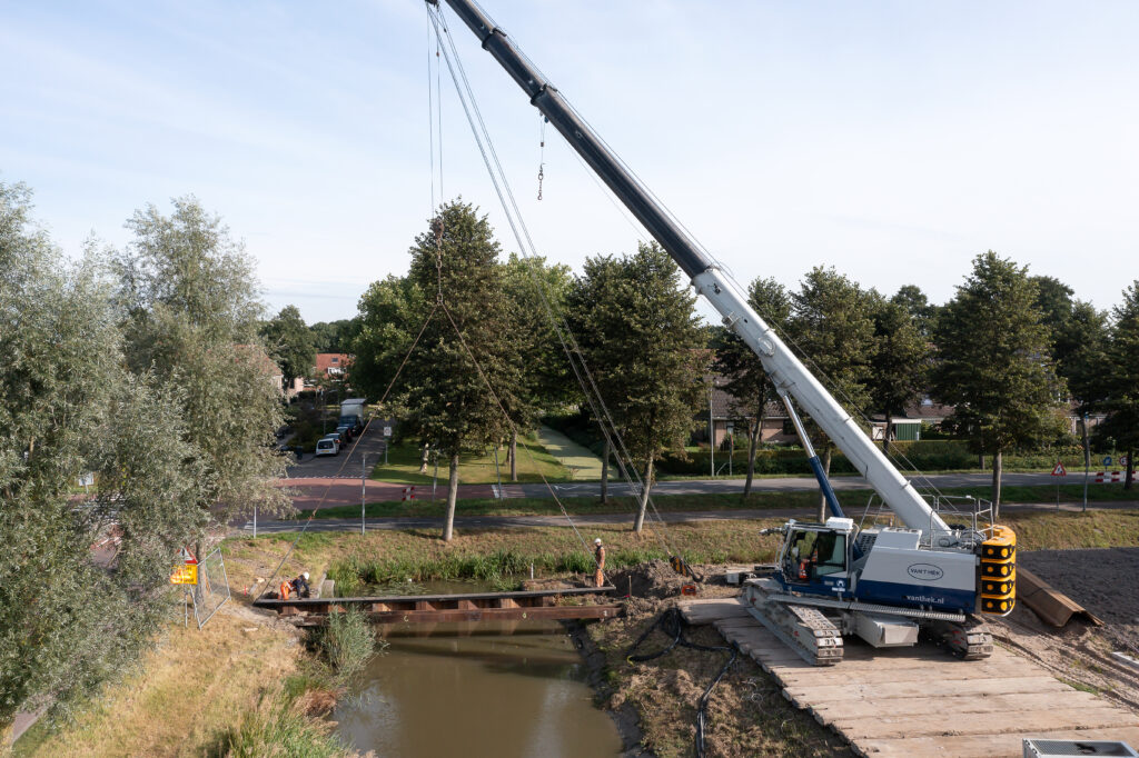 Sennebogen 673e naast sloot