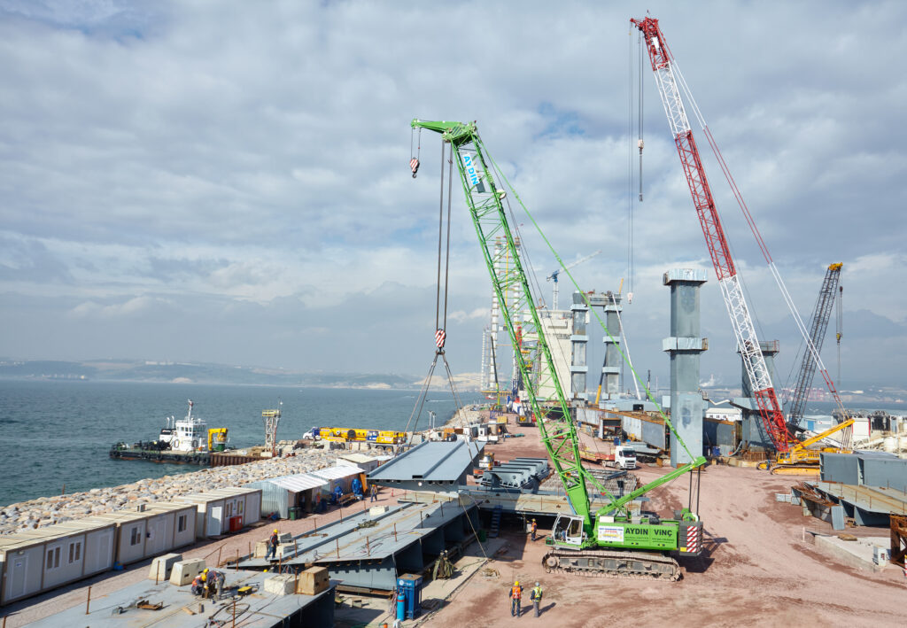 Sennebogen 5500g op werkplaats naast water