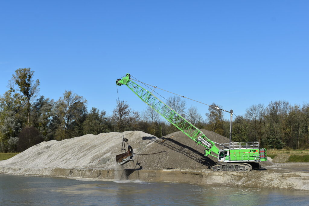 Sennebogen 6140e naast water