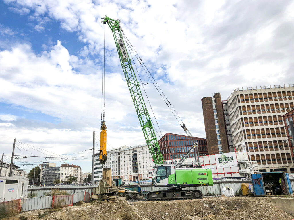 Sennebogen 630e op werkplaats zijkant