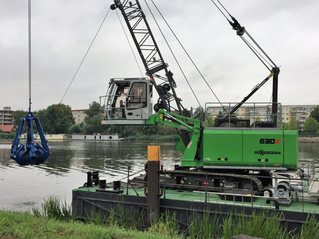 Sennebogen 630e aan wal