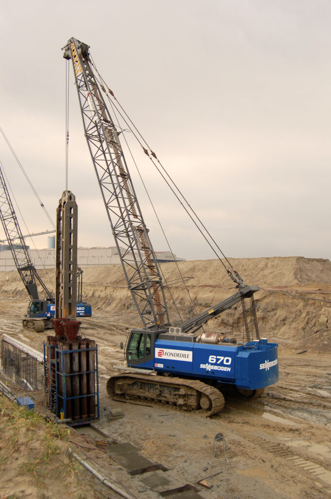 Sennebogen 670e zijkant op werkplaats
