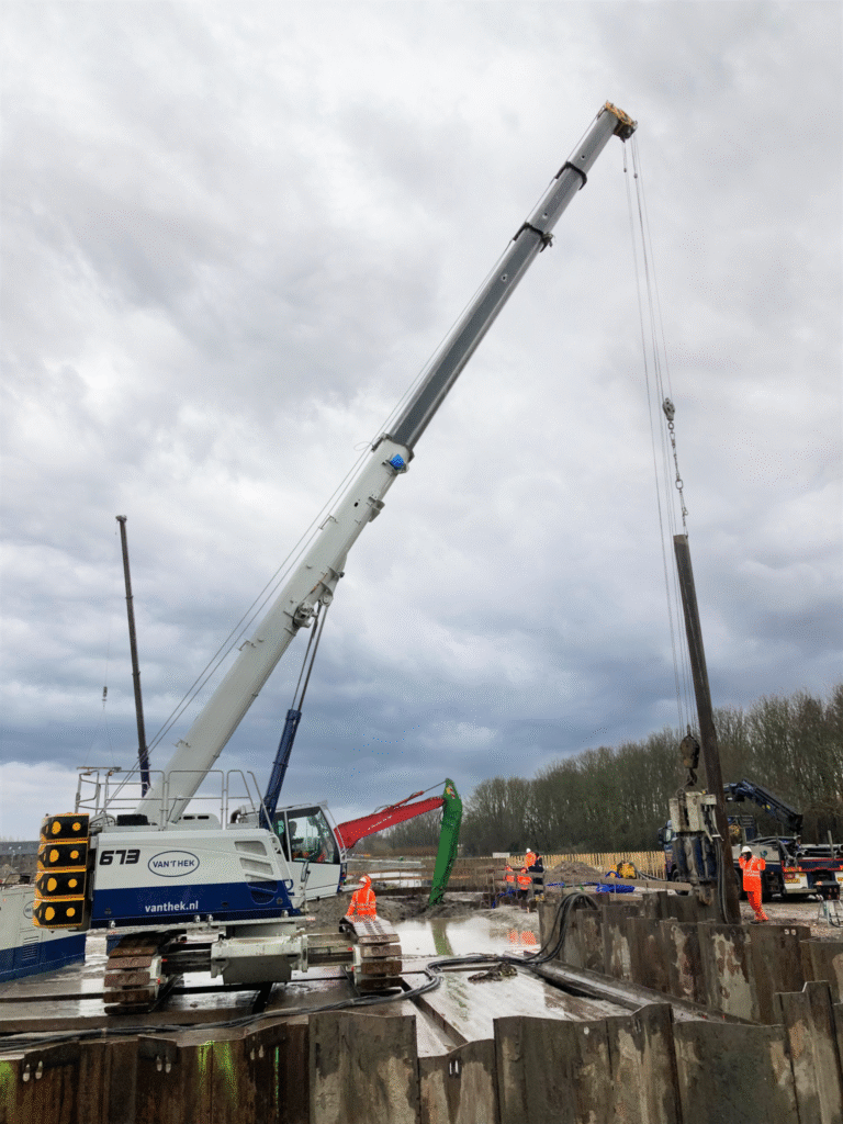 Sennebogen 673 bij nieuwbouw zijkant