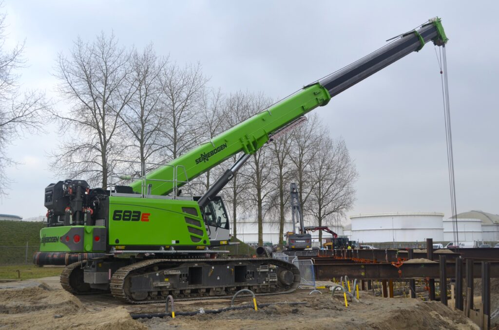 Sennebogen 683e op werkplaats zijkant