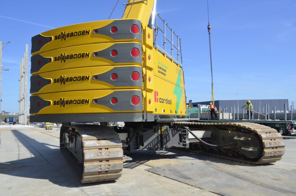 The Beast close up schuin achter