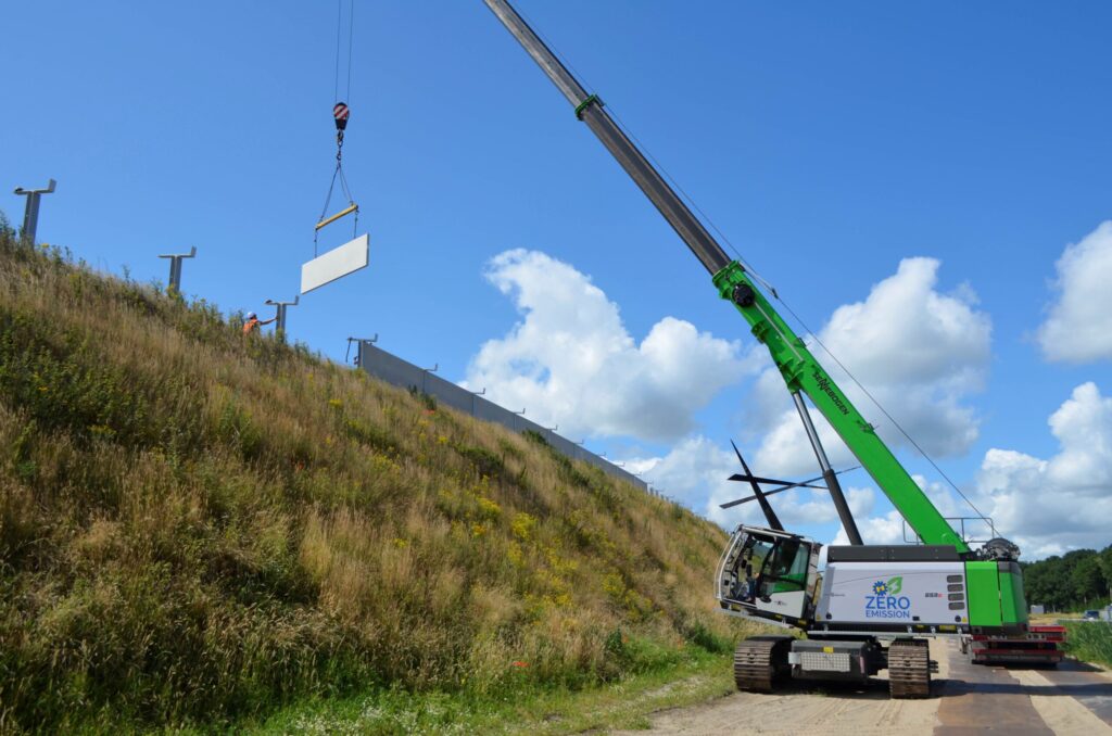 Sennebogen 653 werkt aan geluidswal