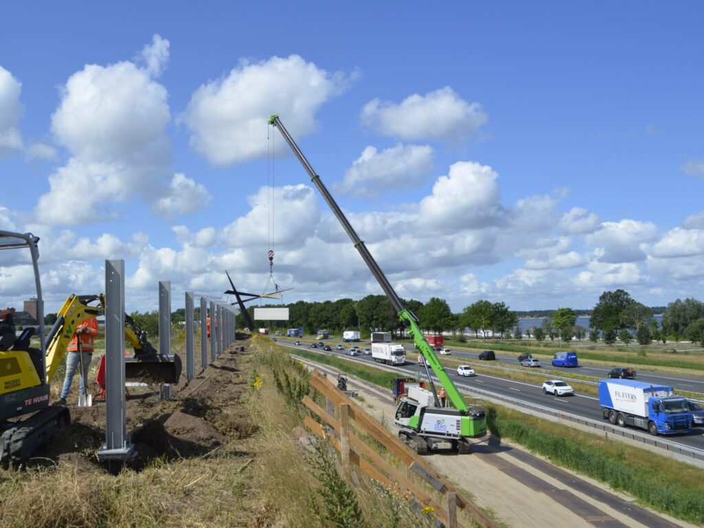Sennebogen 653 werkt aan geluidswal bovenaf