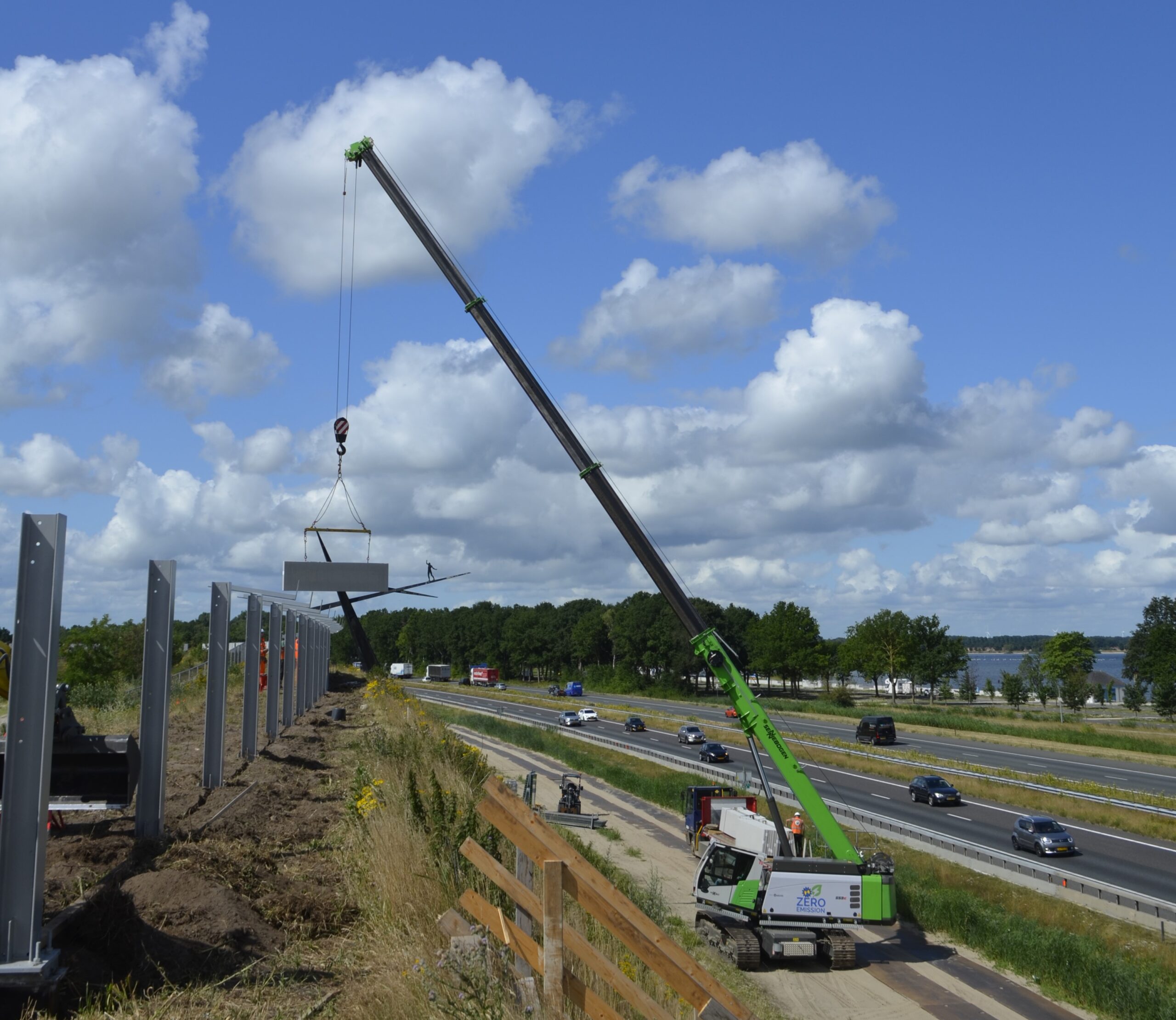 Sennebogen 653e werkt aan geluidswal