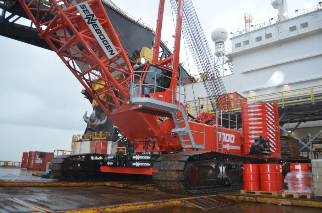 Sennebogen 7700g rood op schip close up