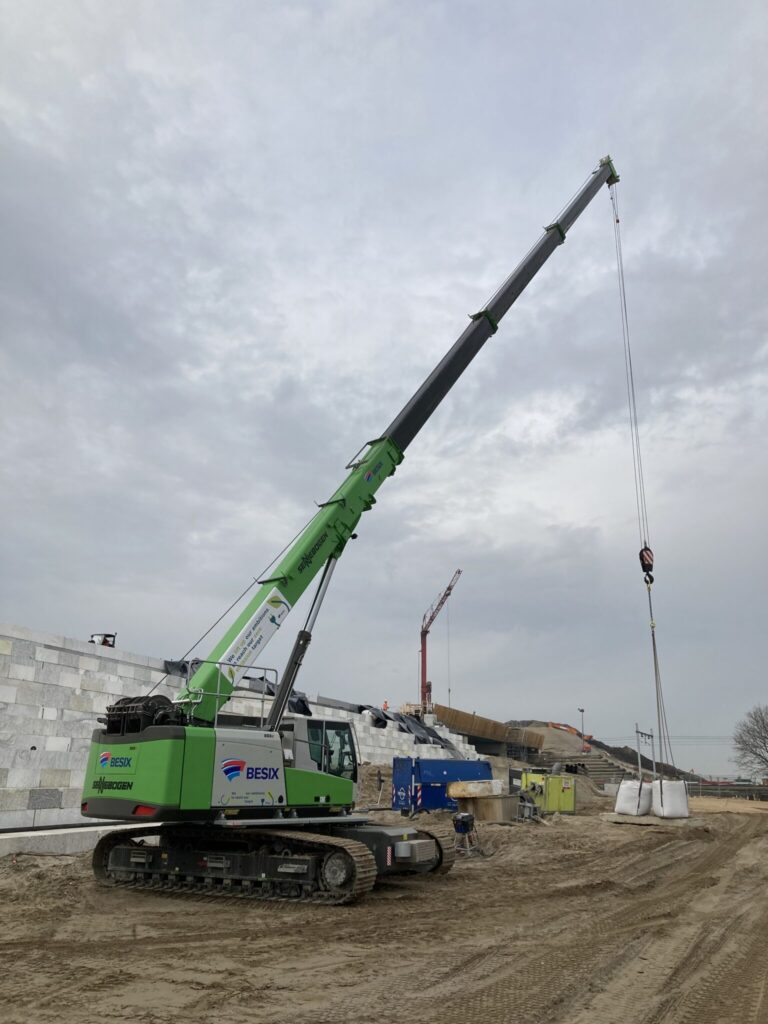 Elektrische Sennebogen 653 op werkplaats