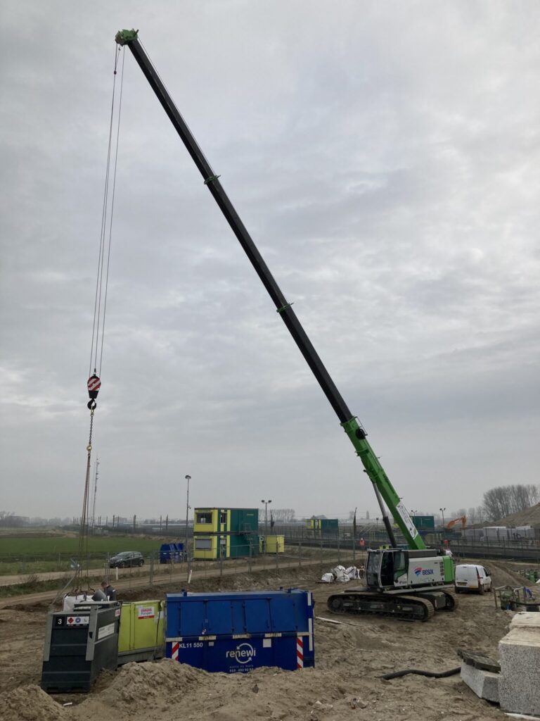 Elektrische Sennebogen 653 op werkplaats