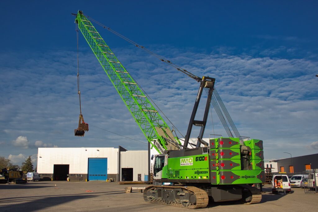 Sennebogen 6100e naast loods