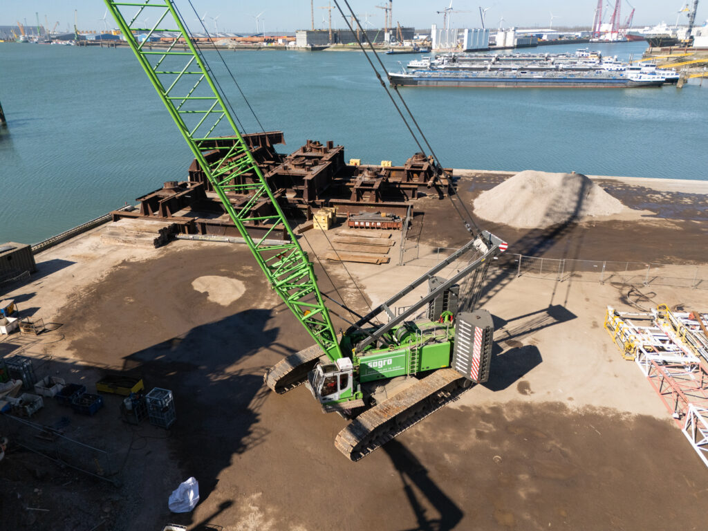 Sennebogen 7700g op werkplaats bovenaf