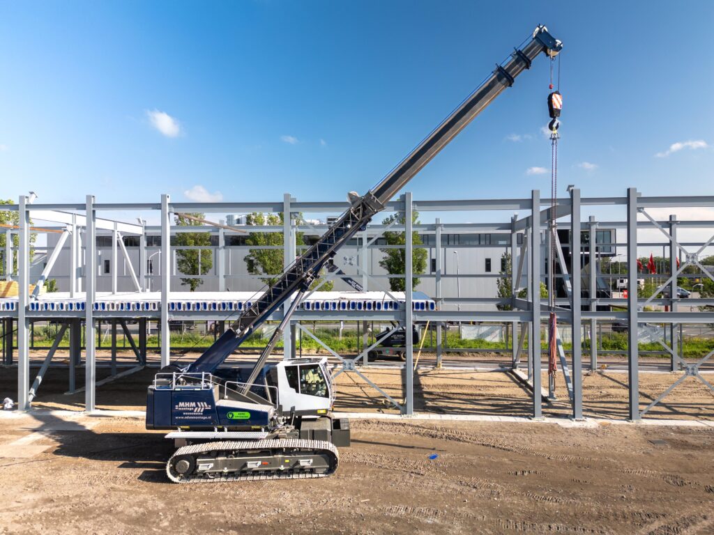 Sennebogen 653e op werkplaats zijkant