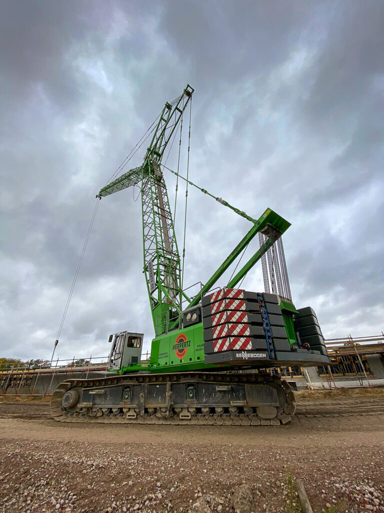 Sennebogen 5500g op werkplaats van onder