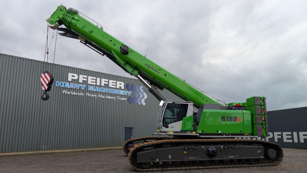 Sennebogen 6133e naast loods