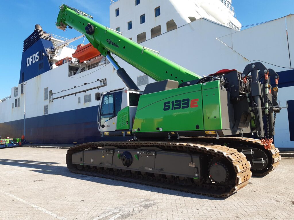 Sennebogen 6133e naast schip