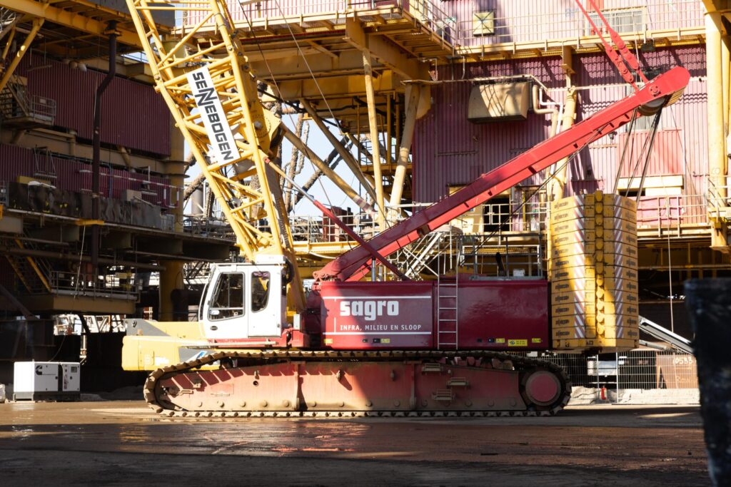 Sennebogen 7700 zijkant rood