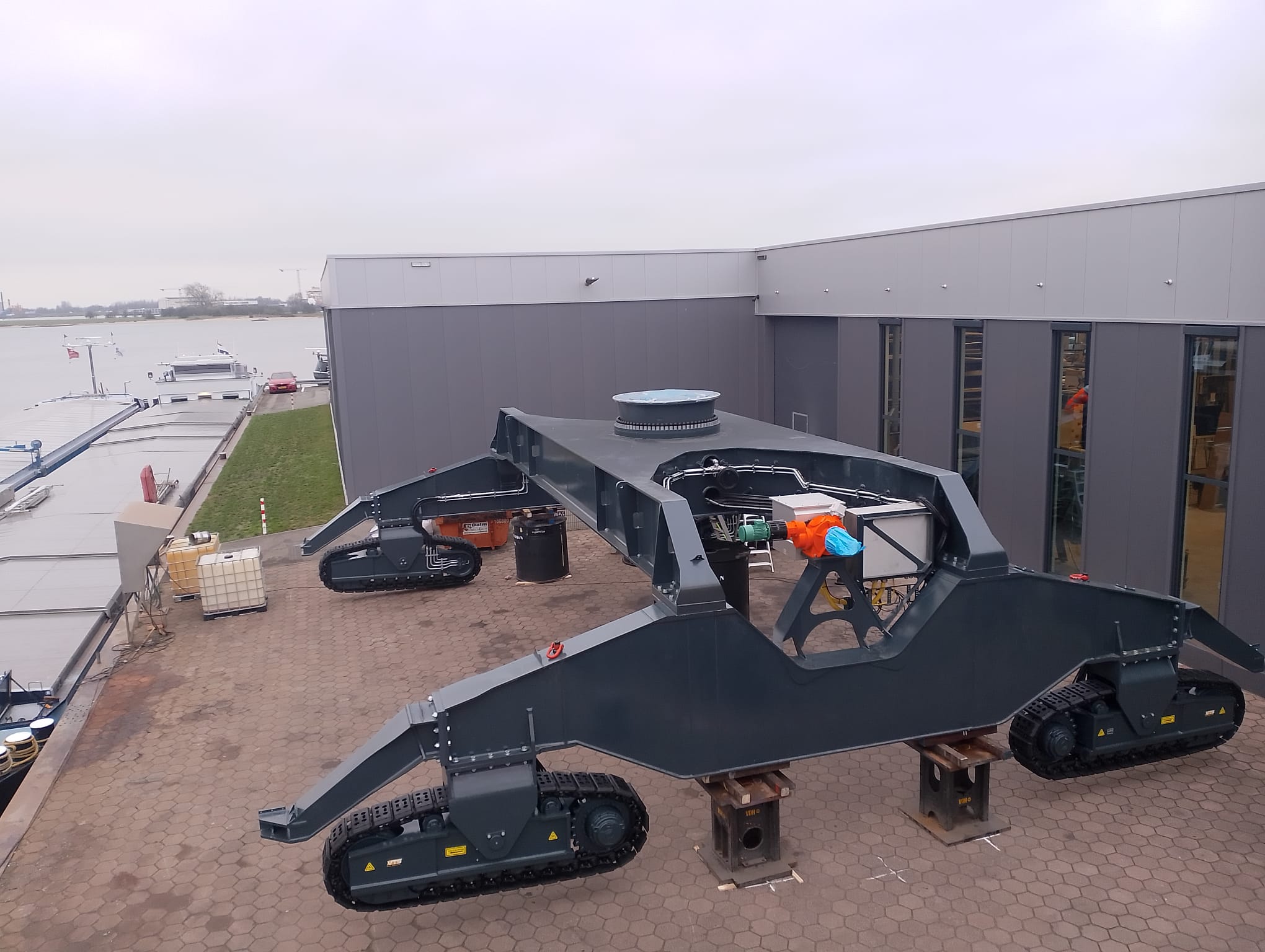 Electric Sennebogen 870 on ship